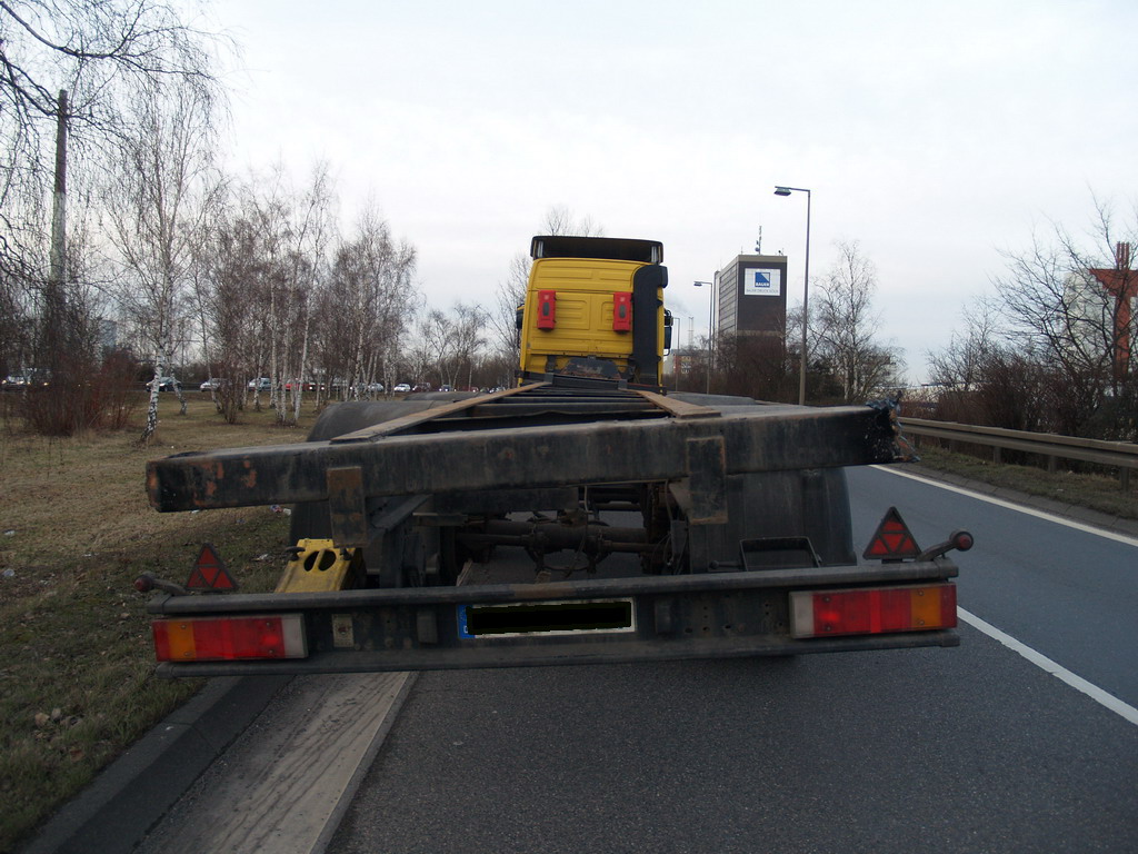 LKW verliert Container Koeln Niehler Ei P101.JPG